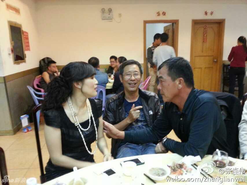 张连伟夫妇与程军开心合影，四人举杯共庆此次难得的相聚，镜头定格下他们真挚而灿烂的笑容。