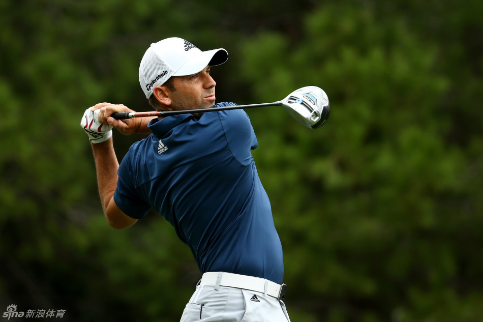 西班牙名将加西亚全神贯注，在开球区完成一次充满力量的潇洒挥杆