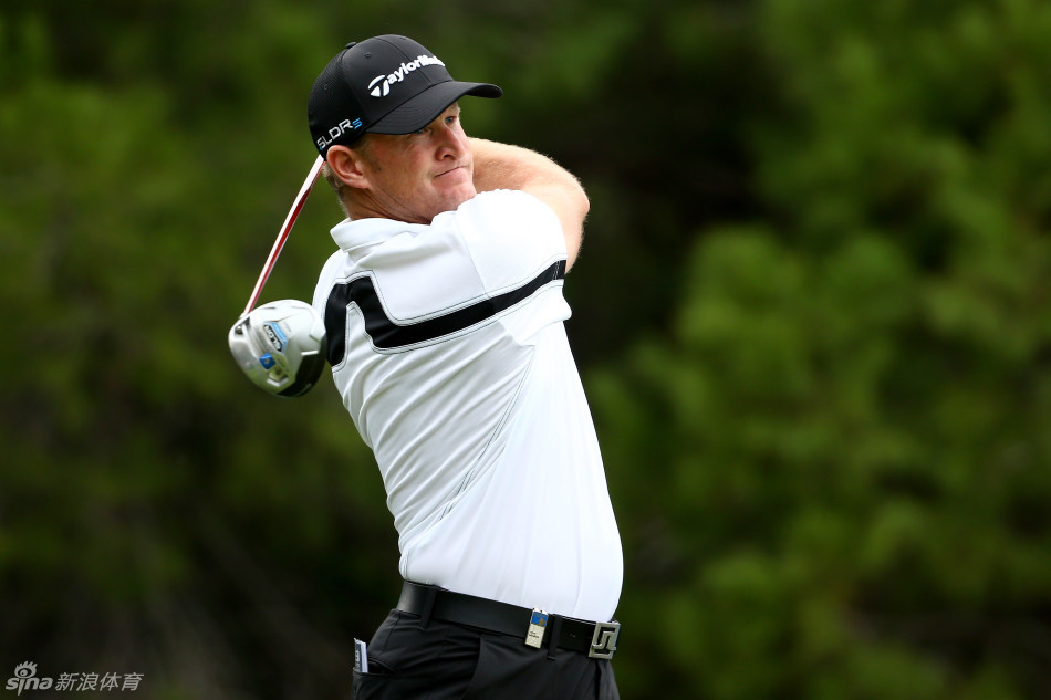 德国选手马塞尔-西姆在比赛中露出微笑，与同组球员轻松交谈