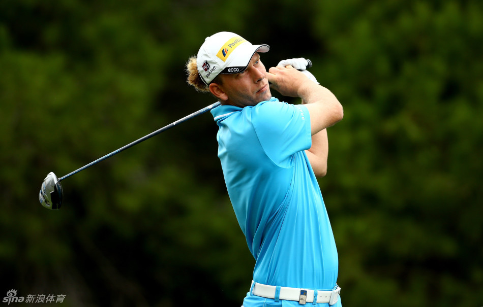 加西亚在球道上再次挥杆，阳光勾勒出他完美击球动作的剪影