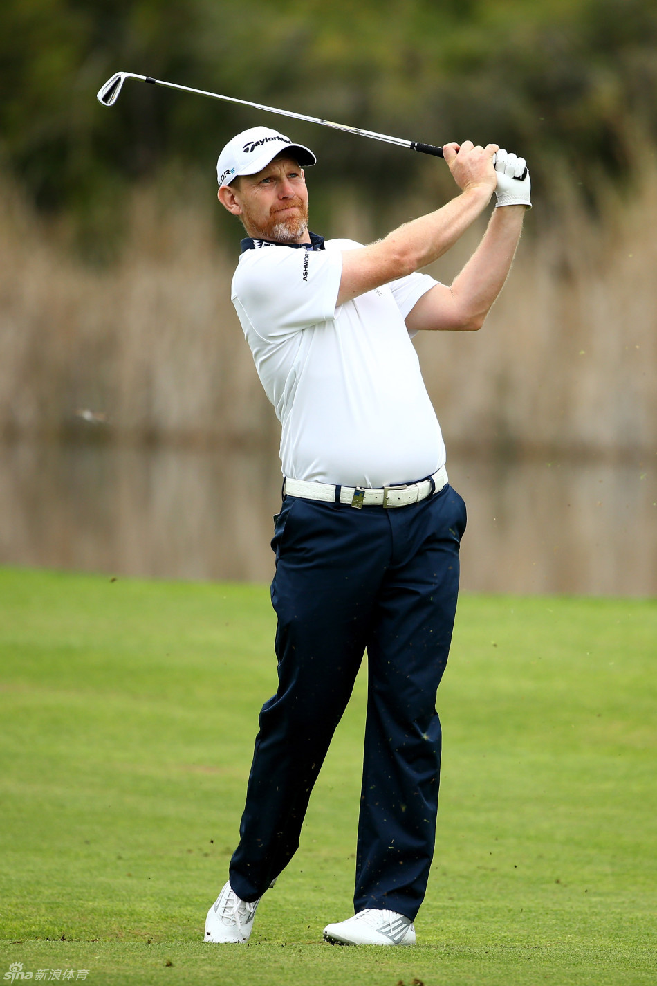 马克-沃伦全力挥杆，身体充分扭转，展现高尔夫运动的力量与美感