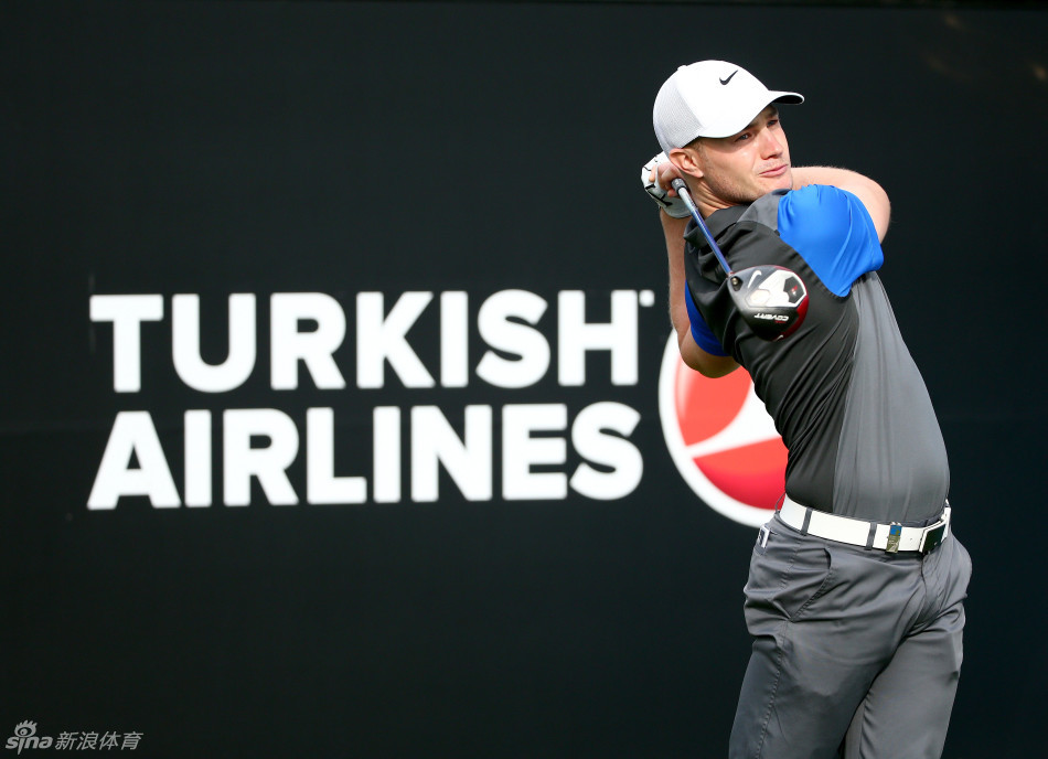 英国名将李-维斯特伍德在球道中从容行走，如同在云端漫步般轻松自信