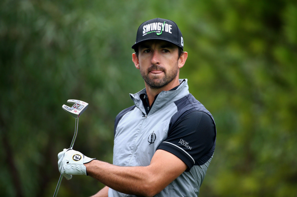 西班牙名将西蒙尼斯在果岭边凝神观察,评估推杆线路与草纹走向。