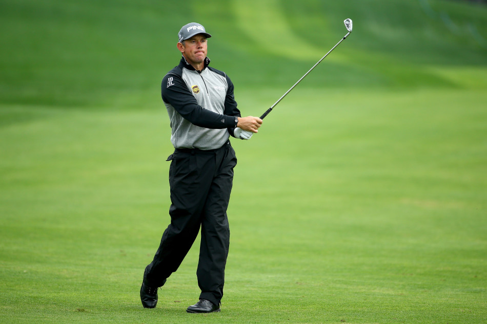 一位球员在沙坑中摆好架势,准备上演关键救球,沙坑边缘勾勒出紧张的比赛氛围。