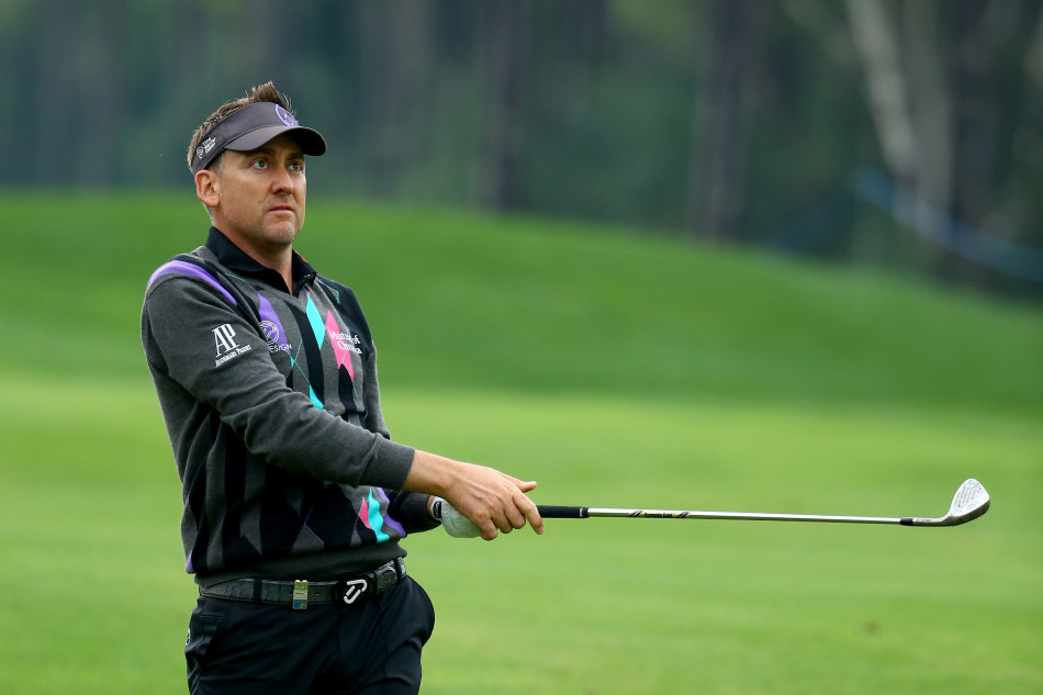 西蒙尼斯完成一次完美挥杆后的收杆动作,姿态平衡而优雅,尽显大师风范。