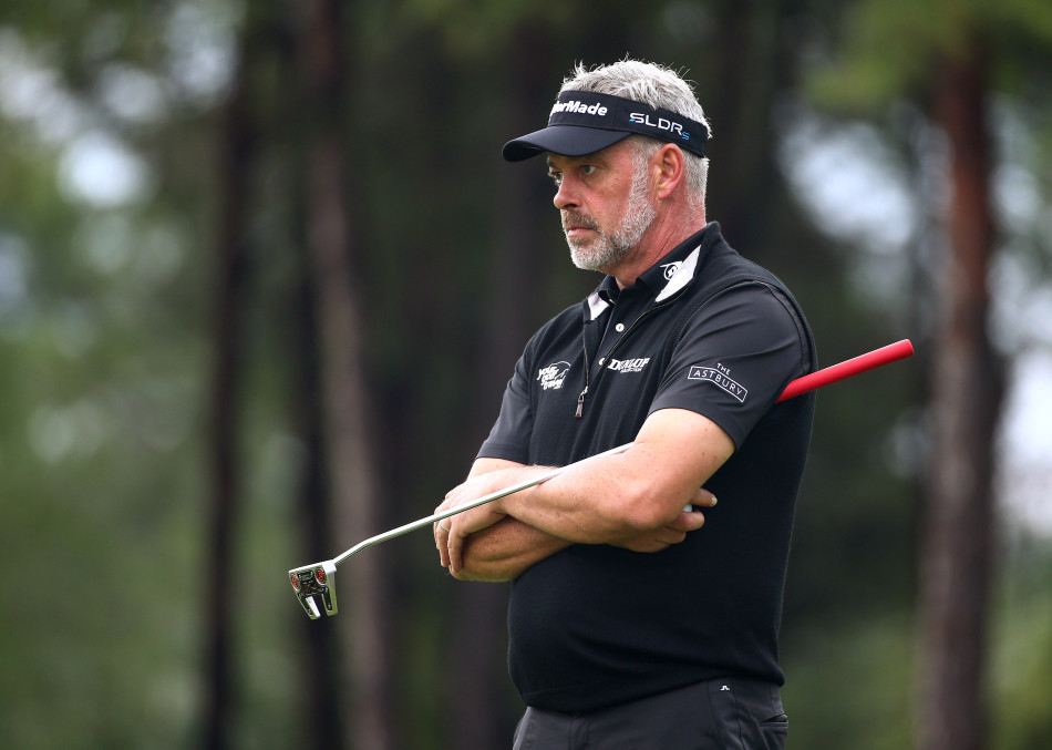 球员在开阔的球道上果断挥杆击球,身体力量与技巧在瞬间完美爆发。