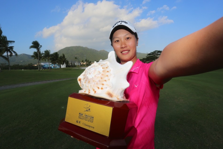 石昱婷全神贯注地准备推杆，果岭上的线条是她决胜的战场