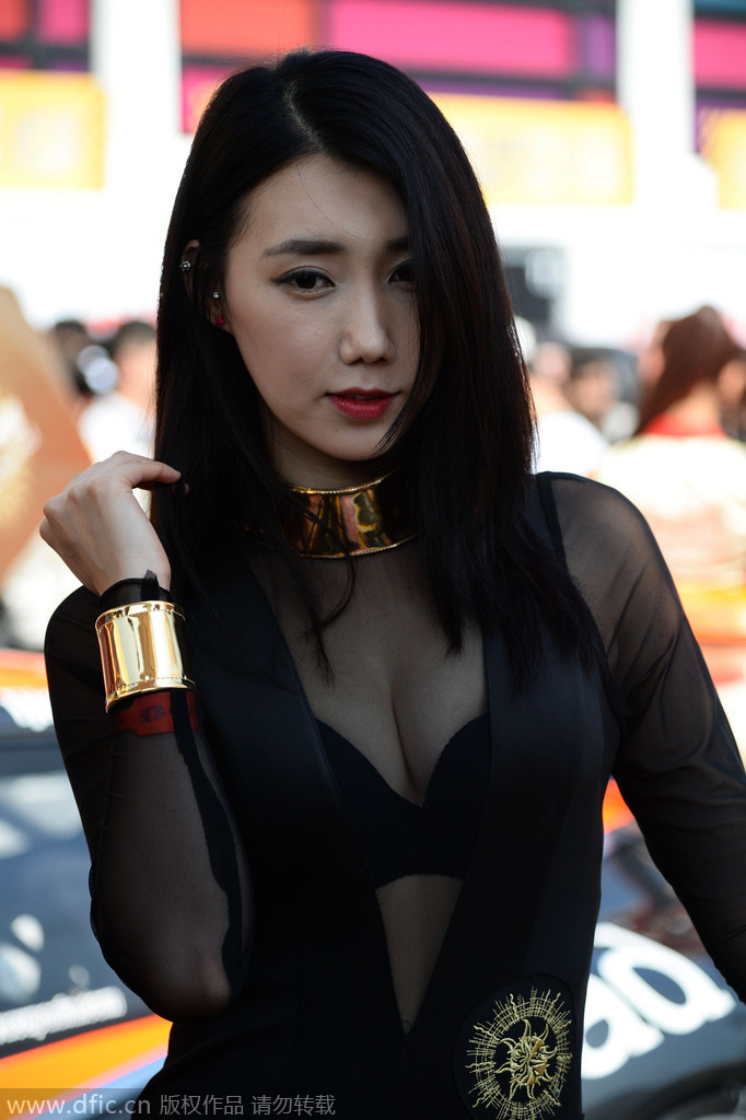 澳门车模性感黑纱秀身材