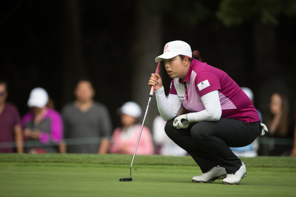 冯珊珊聚精会神地观察果岭起伏，评估推杆线路，展现出顶尖球员的专注与严谨。