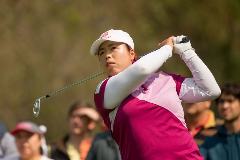 冯珊珊全力挥杆开球，动作流畅而充满力量，白色小球划破天际飞向球道远方。