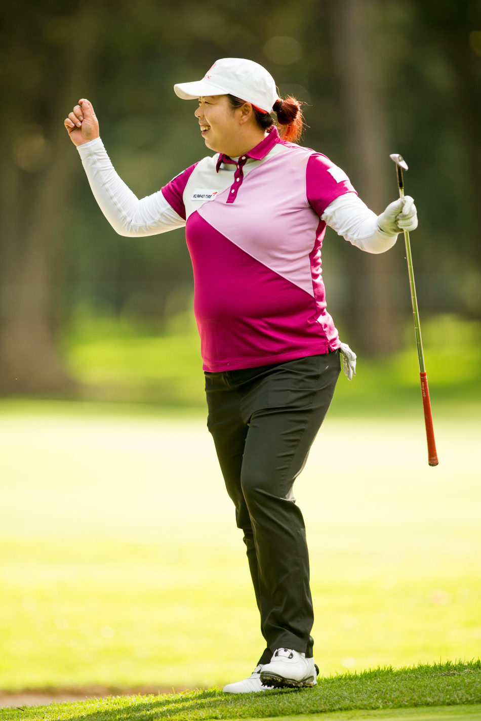 冯珊珊在决赛轮发起强势猛攻，紧盯着小球飞行的轨迹，眼神中充满了对胜利的渴望。