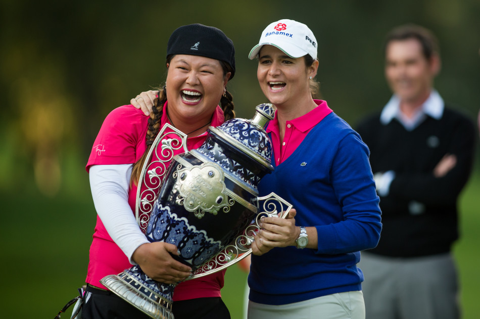 冠军金楚笼与赛事创始人奥查娅及东道主代表并肩而立，共同合影，分享胜利的荣耀时刻。