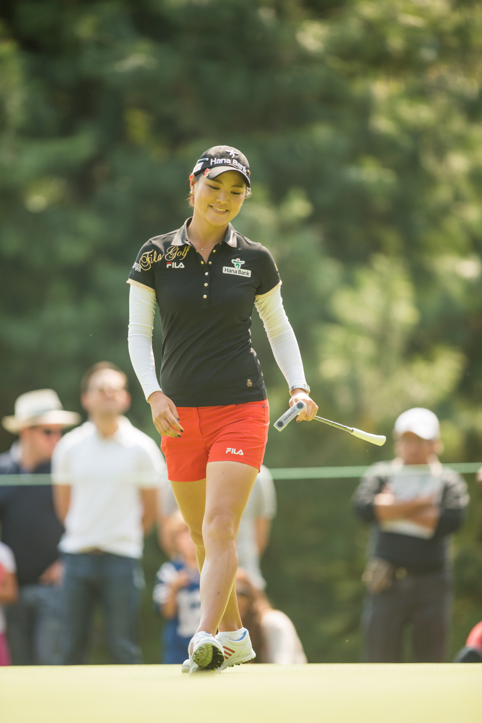 金楚笼双手紧紧环抱着冠军奖杯，将脸颊贴在冰凉的奖杯上，双眼微闭，沉浸在无尽喜悦与感慨之中。