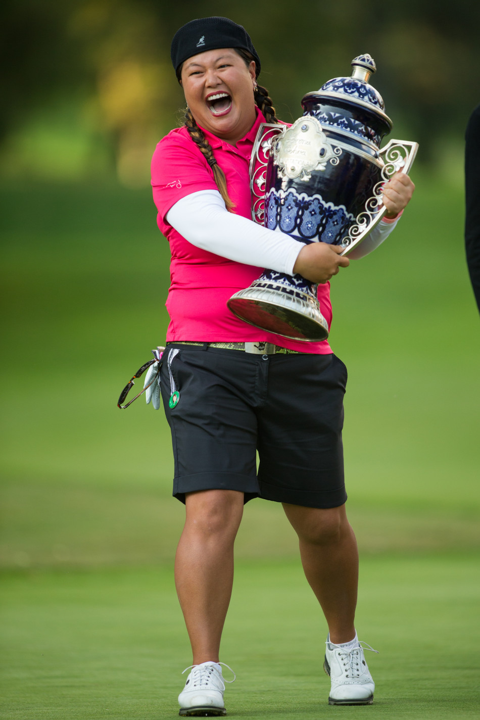 金楚笼在加洞赛获胜后，手捧奖杯，面向观众绽放出无比灿烂、发自内心的开怀笑容。