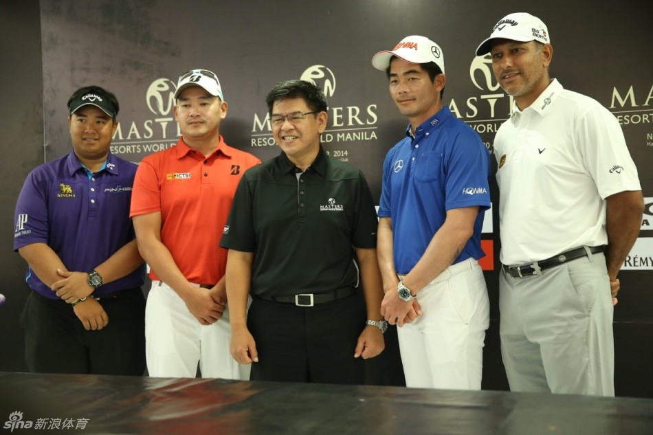 台上嘉宾合影环节，梁文冲与赛事官员及赞助商代表共同举起纪念品，庆祝发布会圆满成功。