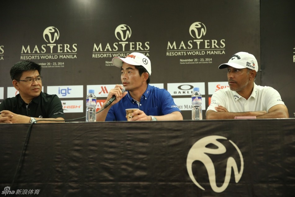 所有参赛球员齐聚一堂拍摄大合影，梁文冲位于人群中，准备与众多高手一同迎接赛场挑战。