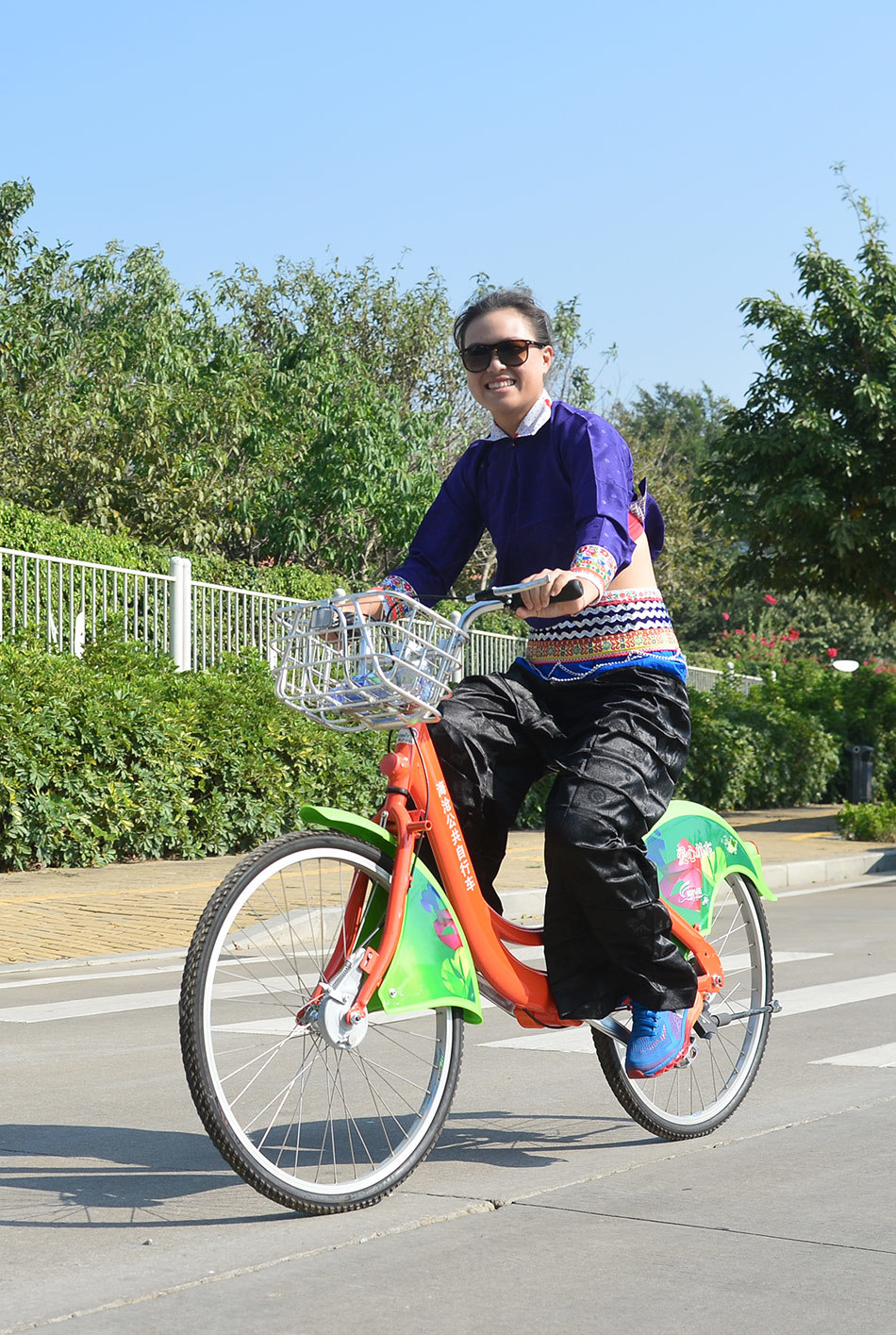 乔安娜与另一位国际球手身着惠安女服装，在海边石阶上相视而笑，异国面孔与东方服饰碰撞出独特的友谊之光。