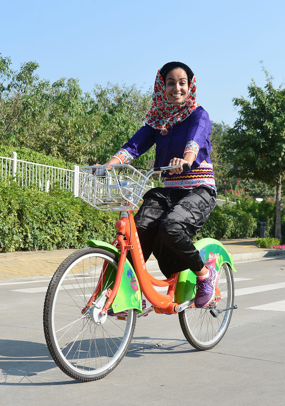 侧拍镜头下，一位球手惠安女服饰的银腰链与精美刺绣细节清晰可见，她正眺望远方，仿佛在感受服饰承载的历史气息。