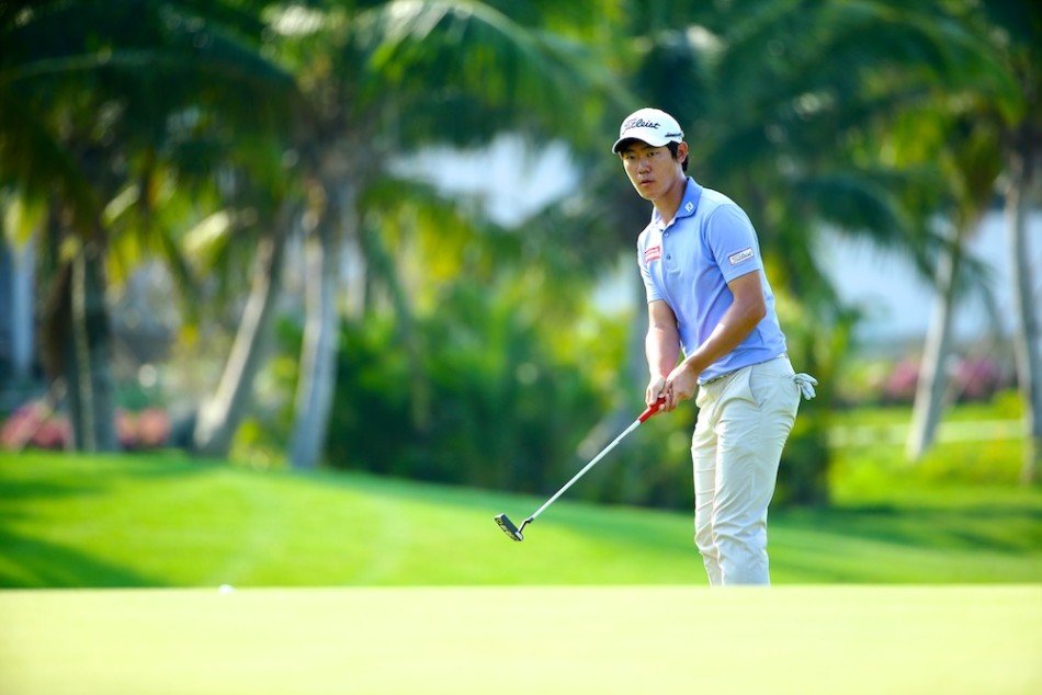 宽阔的高尔夫球场上，球员正做出完美的挥杆收杆动作，球童则手提球包在侧后方静静注视，仿佛一位坚定的守护者，等待着下一项任务的到来。