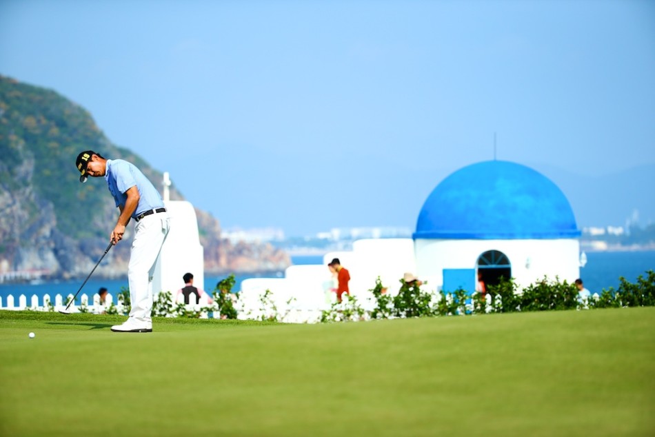 比赛之中，球童单膝跪地，细致地为球员擦拭高尔夫球，专注的神情仿佛在完成一件重要的艺术品，展现了他们对待工作的极致认真。