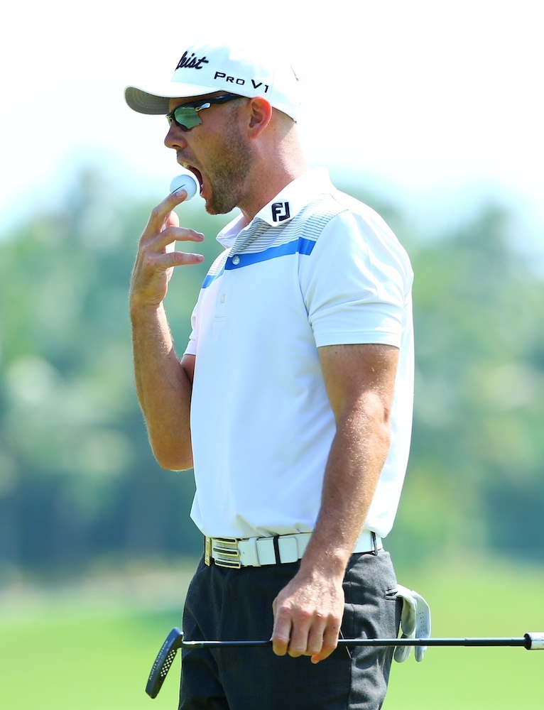 颁奖典礼的荣耀时刻，冠军球员被众人簇拥，而他的球童则手持冠军奖杯站在一旁，脸上洋溢着自豪而克制的笑容，这份喜悦来自幕后英雄的付出。