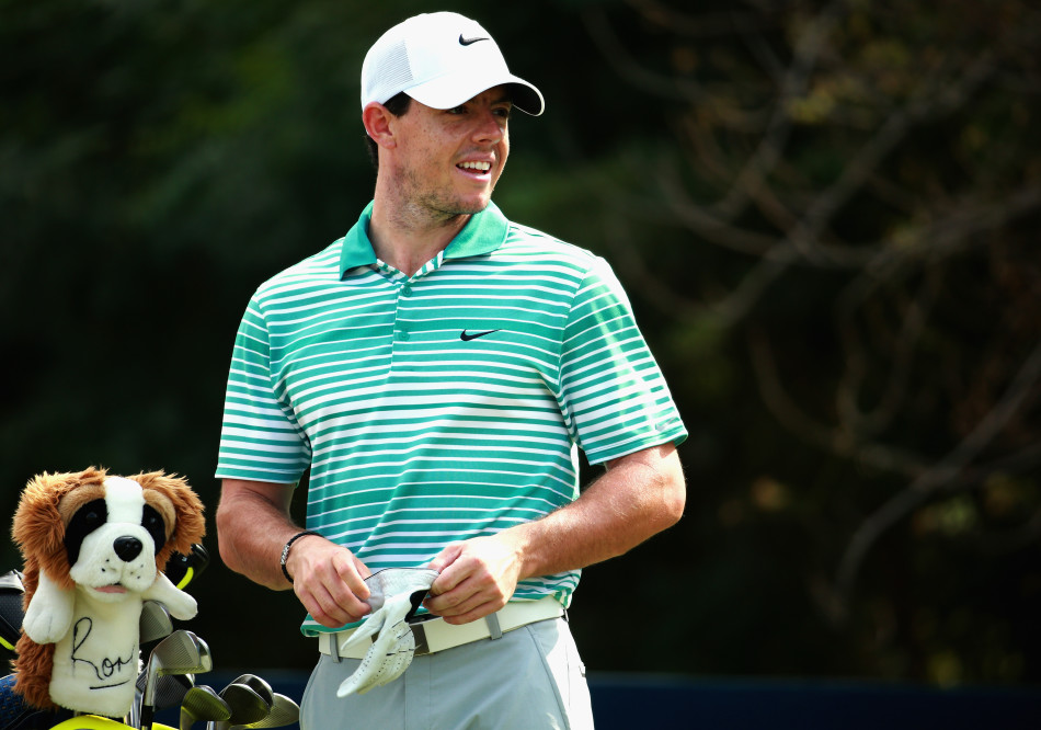 麦克罗伊头戴一顶印有卡通狗图案的毛线帽，表情轻松搞怪，与赛场上严肃的冠军形象形成有趣的反差，显得亲和力十足。