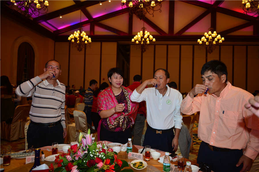 热闹非凡的品牌感恩周活动现场,消费者们满怀喜悦地品鉴、选购郎酒产品,现场洋溢着热烈的氛围。