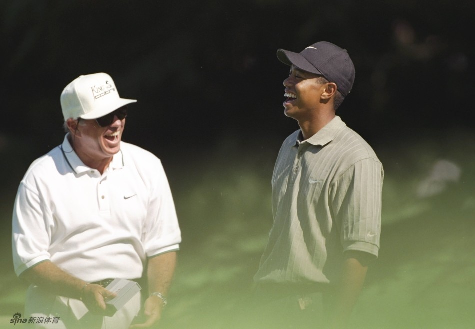 哈蒙与伍兹在果岭边认真讨论推杆线路，师徒二人神情专注，共同分析着赛场上的细节。