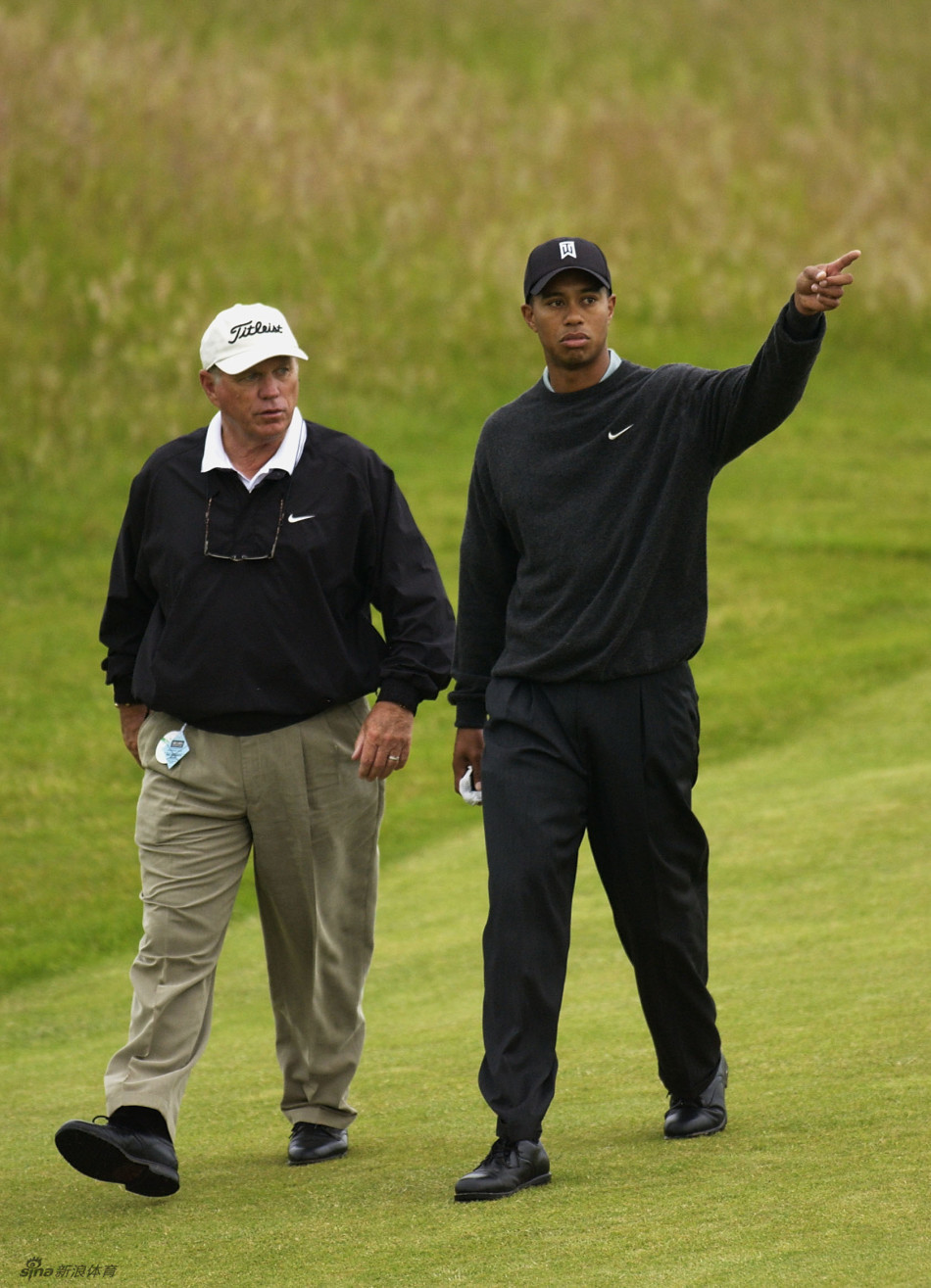 一次成功的击球后，伍兹露出满意的笑容，哈蒙也开怀大笑，师徒二人的喜悦之情溢于言表，尽显默契。