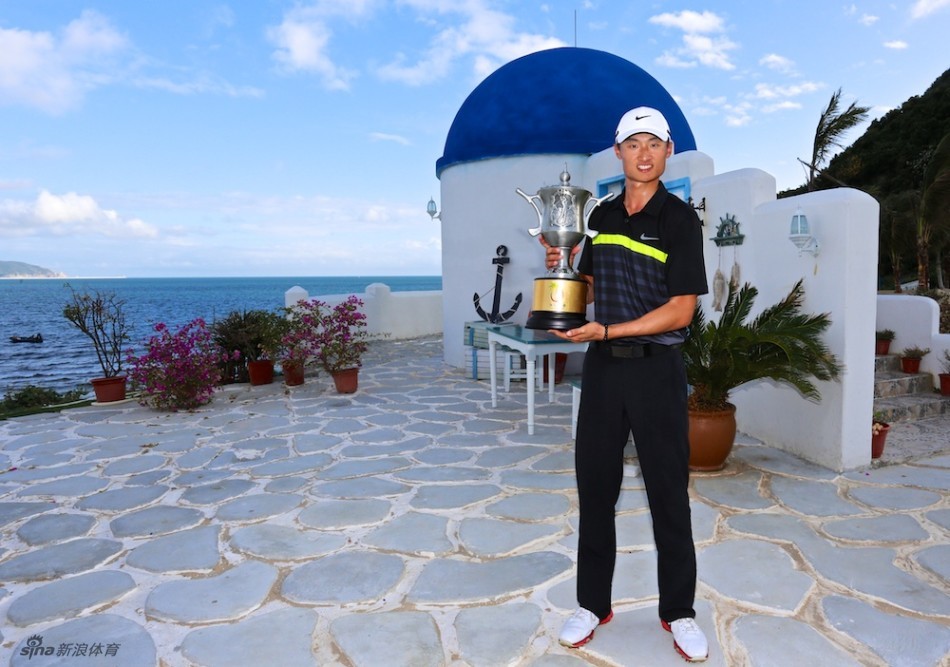 李昊桐与关天朗、金度玄等年轻球员并肩而立，展露轻松笑容，展现新生代球手的 camaraderie。