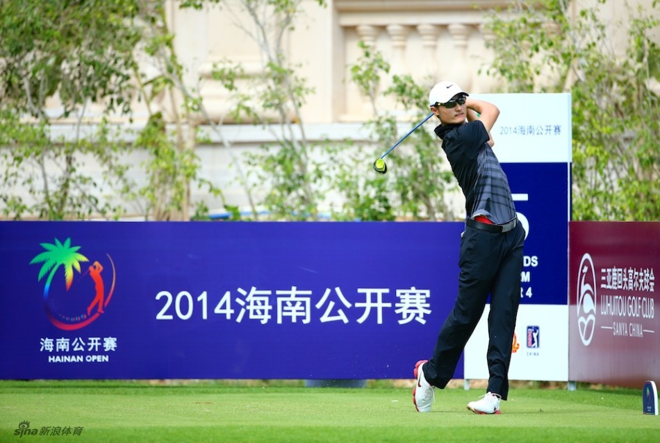 李昊桐与赛事嘉宾及工作人员在果岭旁亲切交谈并合影，气氛融洽。