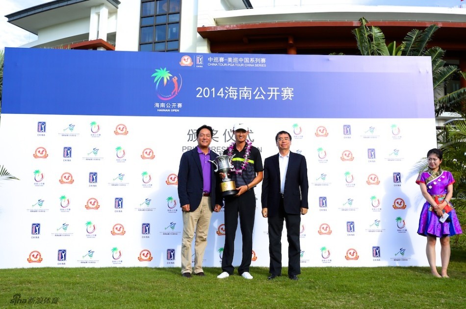 赛事官员、赞助商代表与全体获奖球手在背景板前共同留下历史性的大合影。