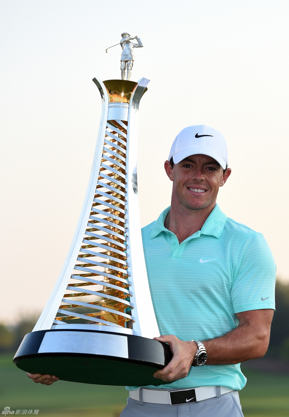 斯滕森挥出标志性铁杆，身体力量完全释放，小球划破长空飞向果岭。