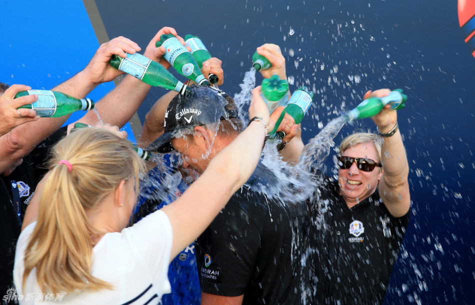 夺冠瞬间，斯滕森紧握双拳，仰天长啸，尽情释放积压已久的激情与压力。