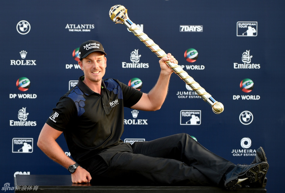 麦克罗伊手捧迪拜竞赛总冠军奖杯，面带标志性微笑，展现年轻王者的从容与自信。