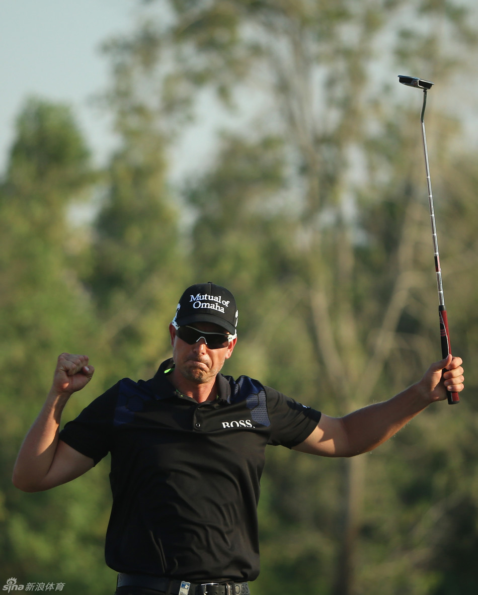 斯滕森张开双臂接受全场欢呼，如同胜利的雄鹰，拥抱属于他的荣耀时刻。