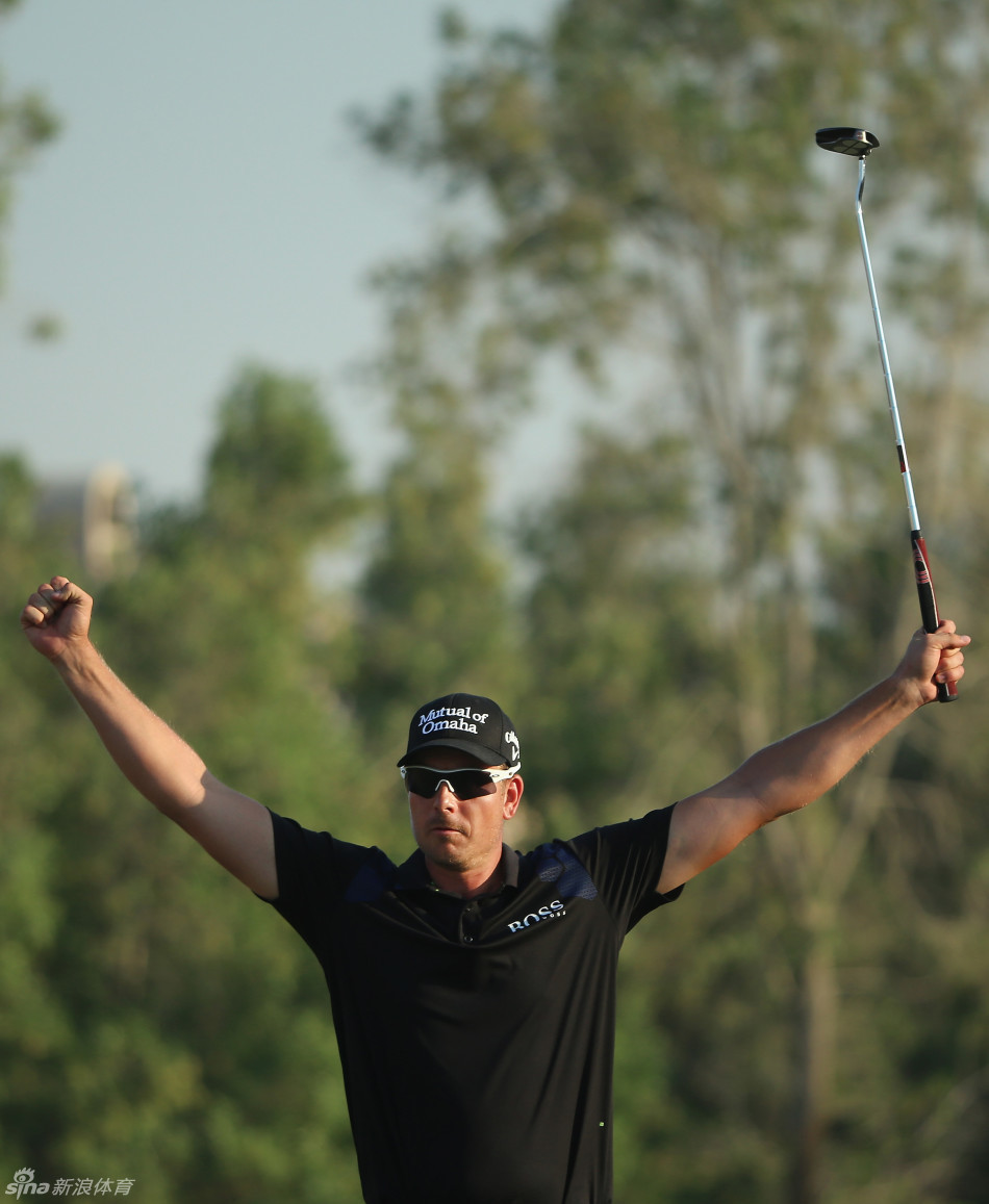 颁奖嘉宾格雷迪将冠军奖杯授予斯滕森，两人握手致意，传递着荣誉与祝贺。