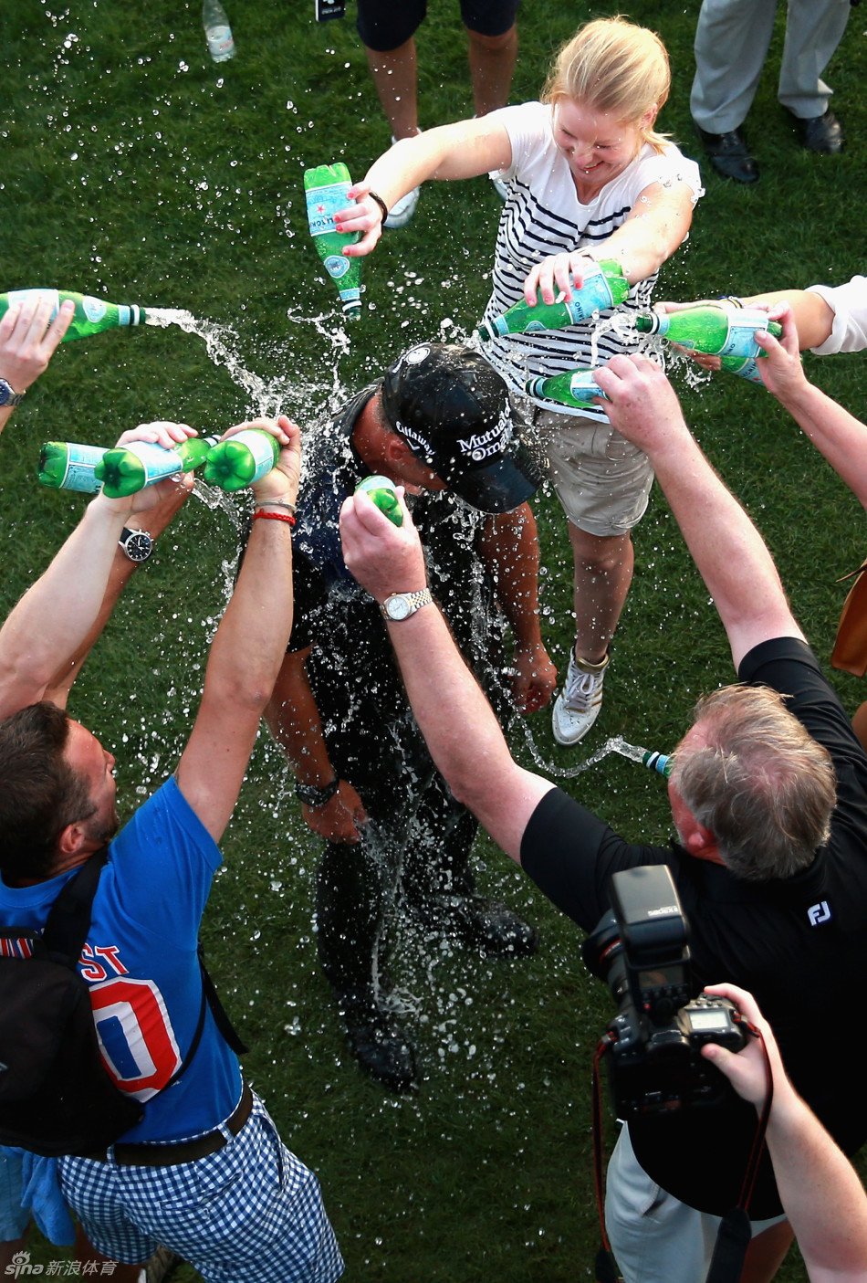 斯滕森与麦克罗伊同场竞技，两人在果岭上专注观察推杆线路，场面紧张而精彩。