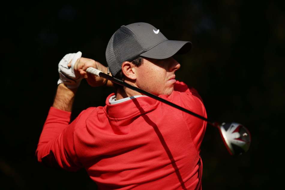 麦克罗伊在比赛中凝神挥杆,身姿挺拔充满力量,黄昏阳光为他的背影勾勒出一道金色轮廓