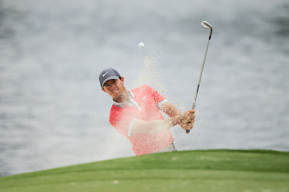 麦克罗伊在长草中半蹲身姿,全神贯注地审视球位,准备打出一记精巧的救球