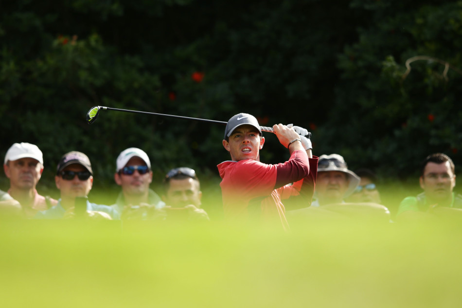 亚当·斯科特在果岭边双手叉腰,露出一个略显俏皮的困惑表情,仿佛在思考人生