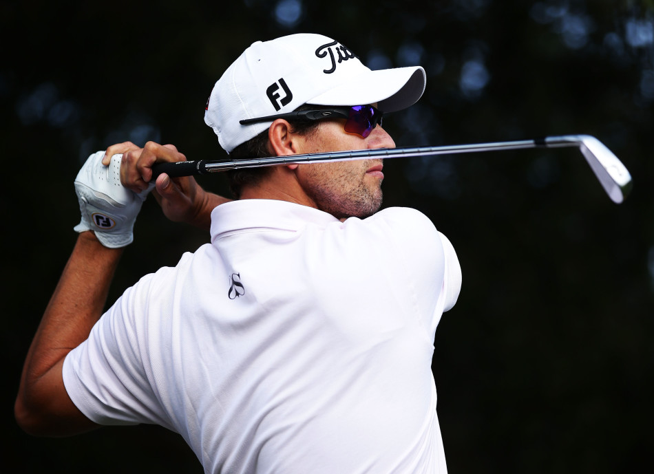 麦克罗伊在沙坑中站稳,扬起一片细沙,小球带着希望飞向果岭旗杆方向