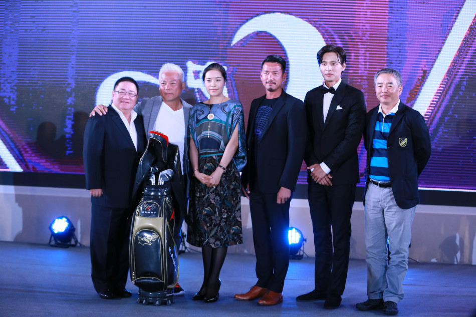 洪金宝与满文军等明星在开球仪式上并肩站立,神情专注,共同为慈善赛事拉开序幕