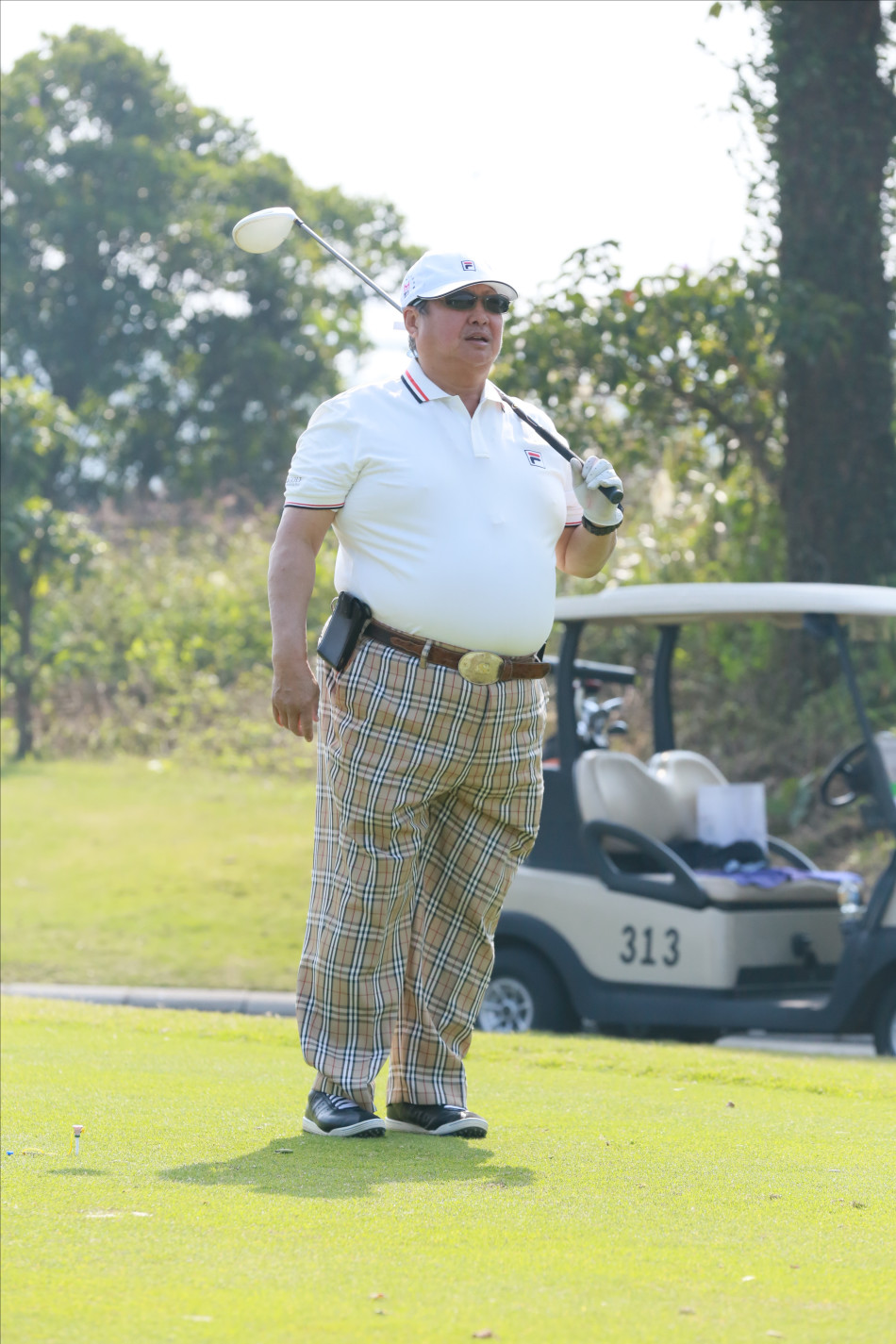 慈善拍卖晚宴上,嘉宾举牌竞投爱心拍品,拍主脸上洋溢着奉献爱心的喜悦