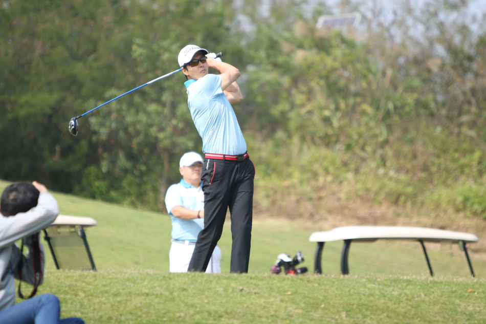 两位韩国女选手在如诗如画的球场风景中漫步交流,人景合一,和谐美好