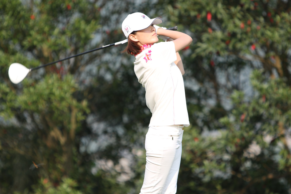 阳光下的高尔夫球场绿草如茵,水面如镜,远山如黛,展现令人心旷神怡的宁静景象