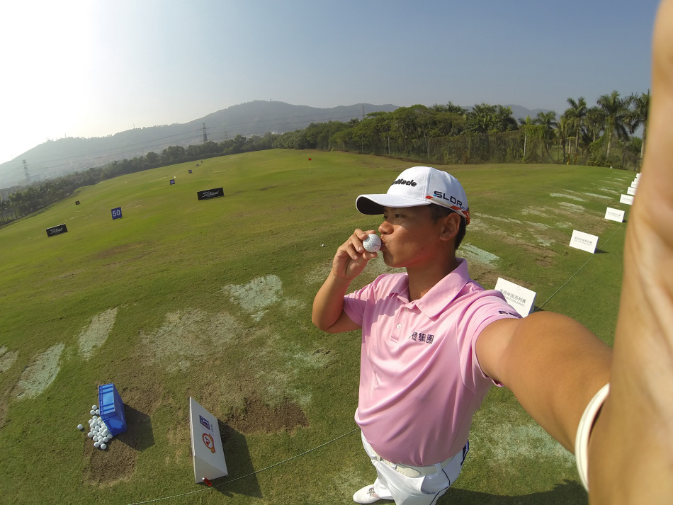 林冠伯与同组球员及裁判在发球台合影，大家笑容满面，共同分享高尔夫运动带来的友好与快乐。