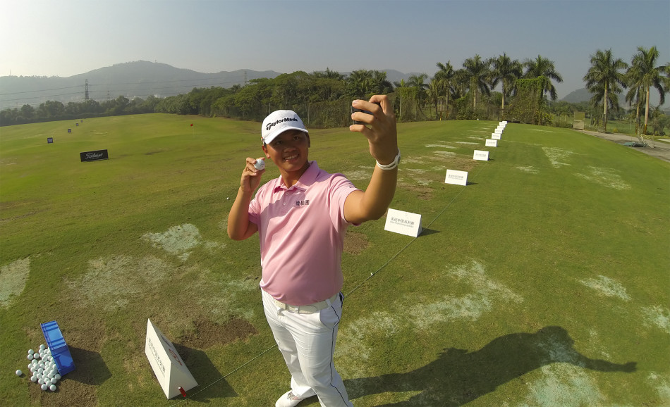 阳光下的林冠伯侧身站立，目光坚定地望向前方球道，正在思考下一杆的策略，尽显职业球员的专注。