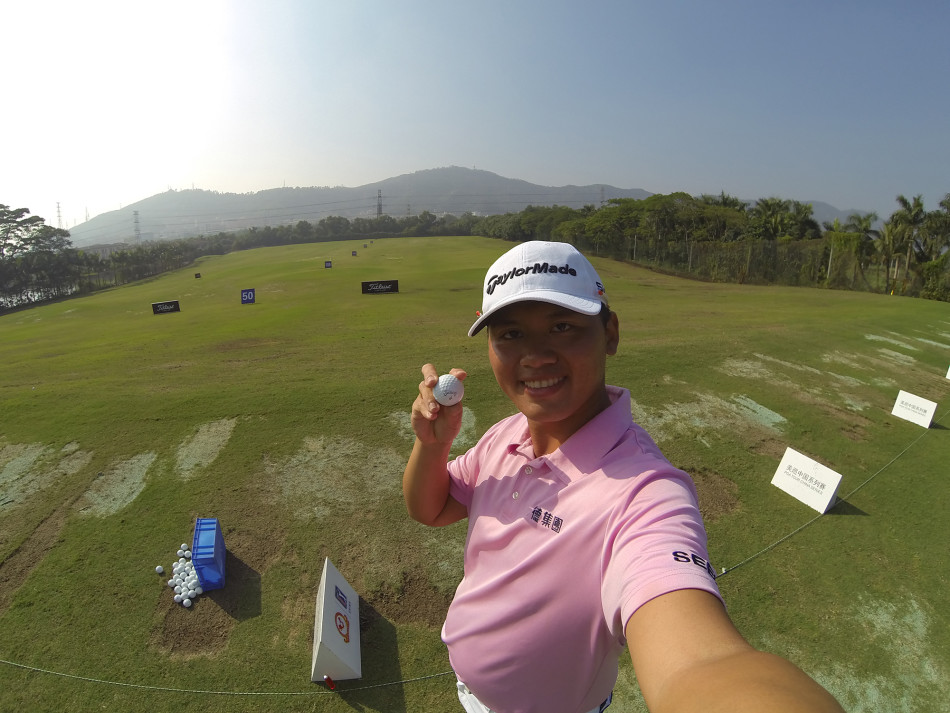 林冠伯在果岭边推杆，动作沉稳，全场寂静，这是决定胜负的关键一击，充满了竞技体育的张力。