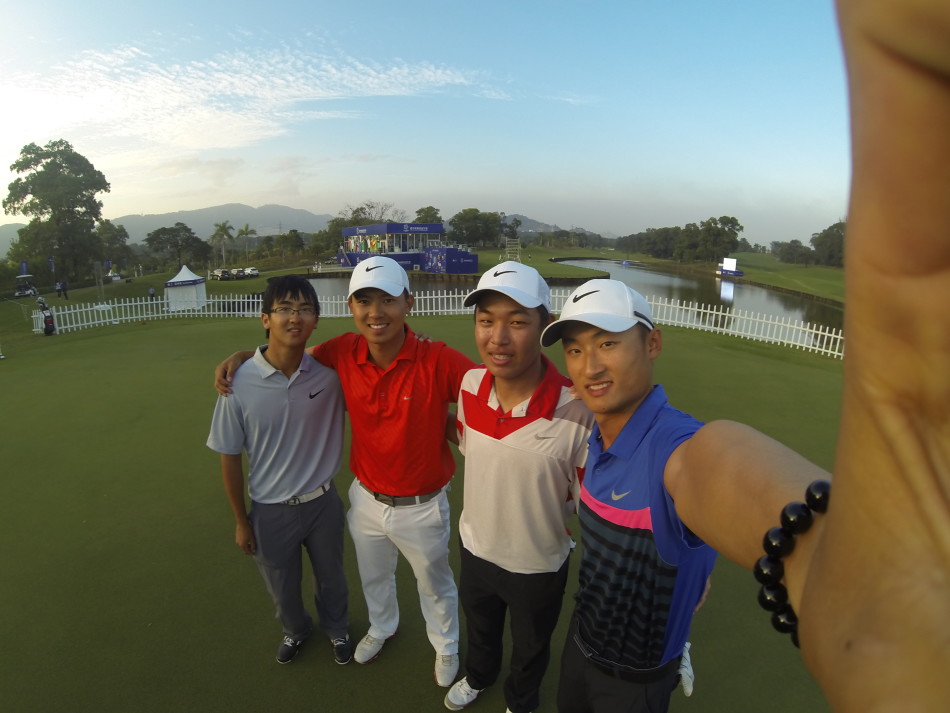 赛场外的林冠伯背着球包行走，身影融入球场的草坪与树木之中，那是高尔夫球员追逐梦想的平凡之路。